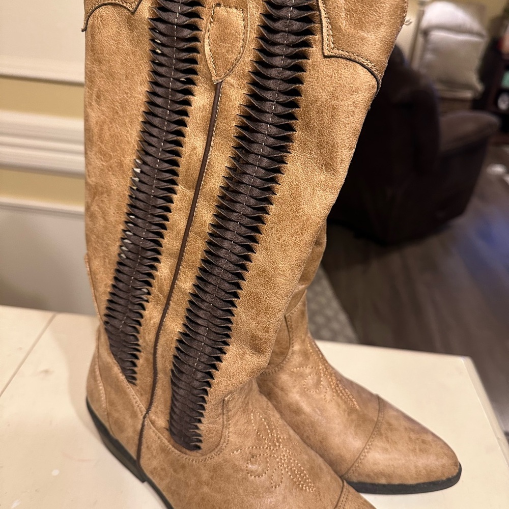 Boots - Picture 3 of 5
